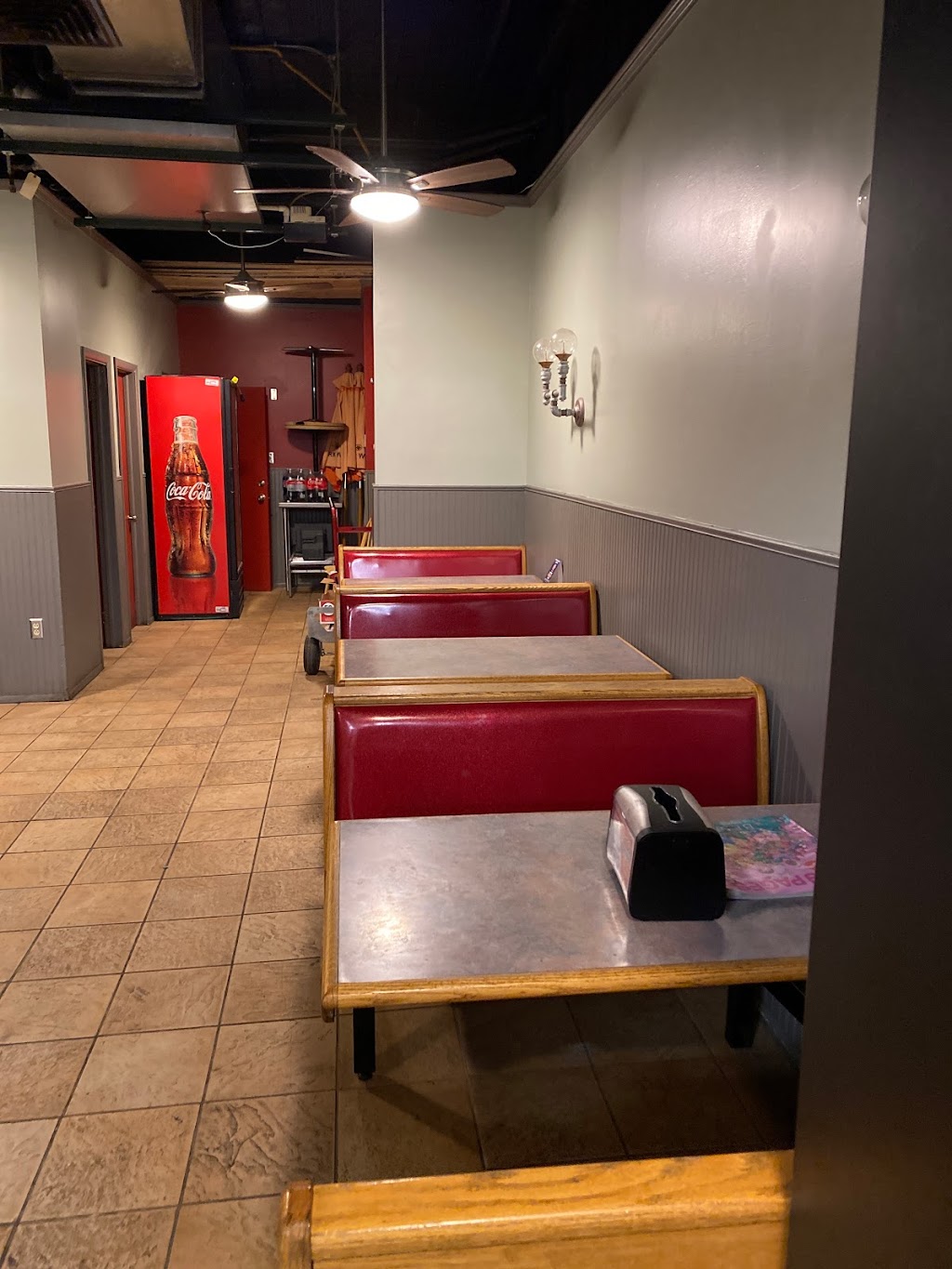 Pyramid Pizza & Grill | restaurant | 2329 Hennepin Ave S, Minneapolis, MN 55405, USA | 6123773422 OR +1 612-377-3422