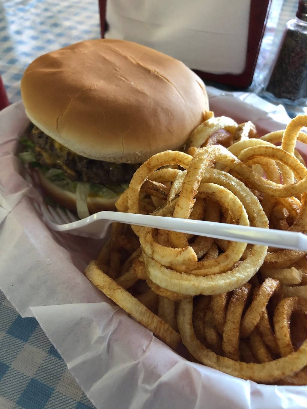 Burger In Paradise | restaurant | 6551 E 71st St, Tulsa, OK 74133, USA | 9184922287 OR +1 918-492-2287