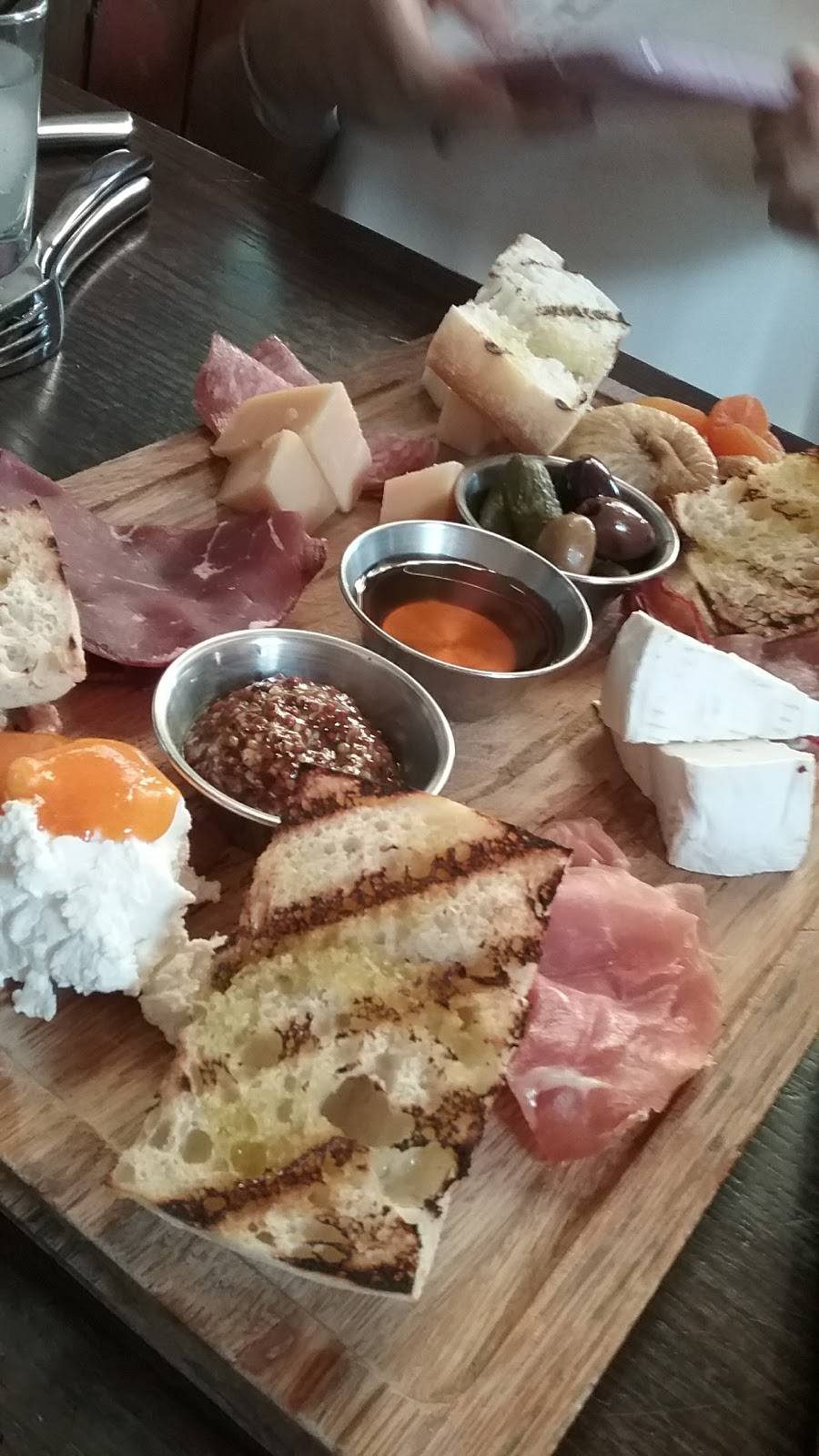 Market Place Kitchen and Bar | restaurant | 641 Main St S, Woodbury, CT 06798, USA | 2035861215 OR +1 203-586-1215