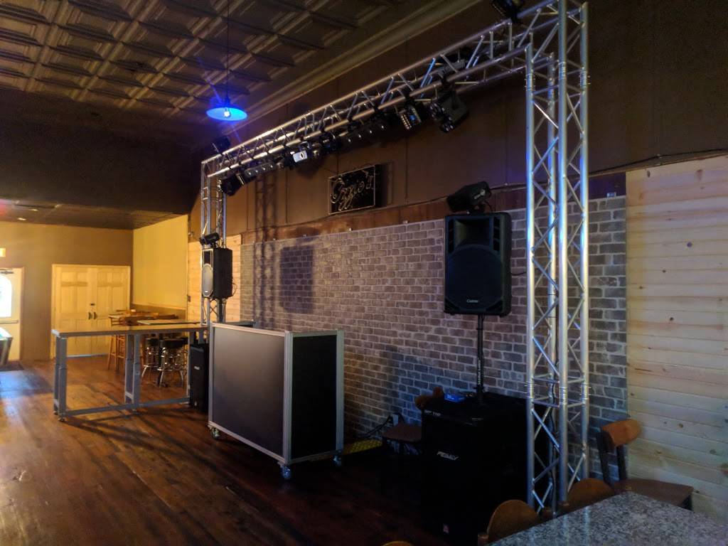 Ozzies | restaurant | 515 N Central Ave, Connersville, IN 47331, USA | 7658259980 OR +1 765-825-9980