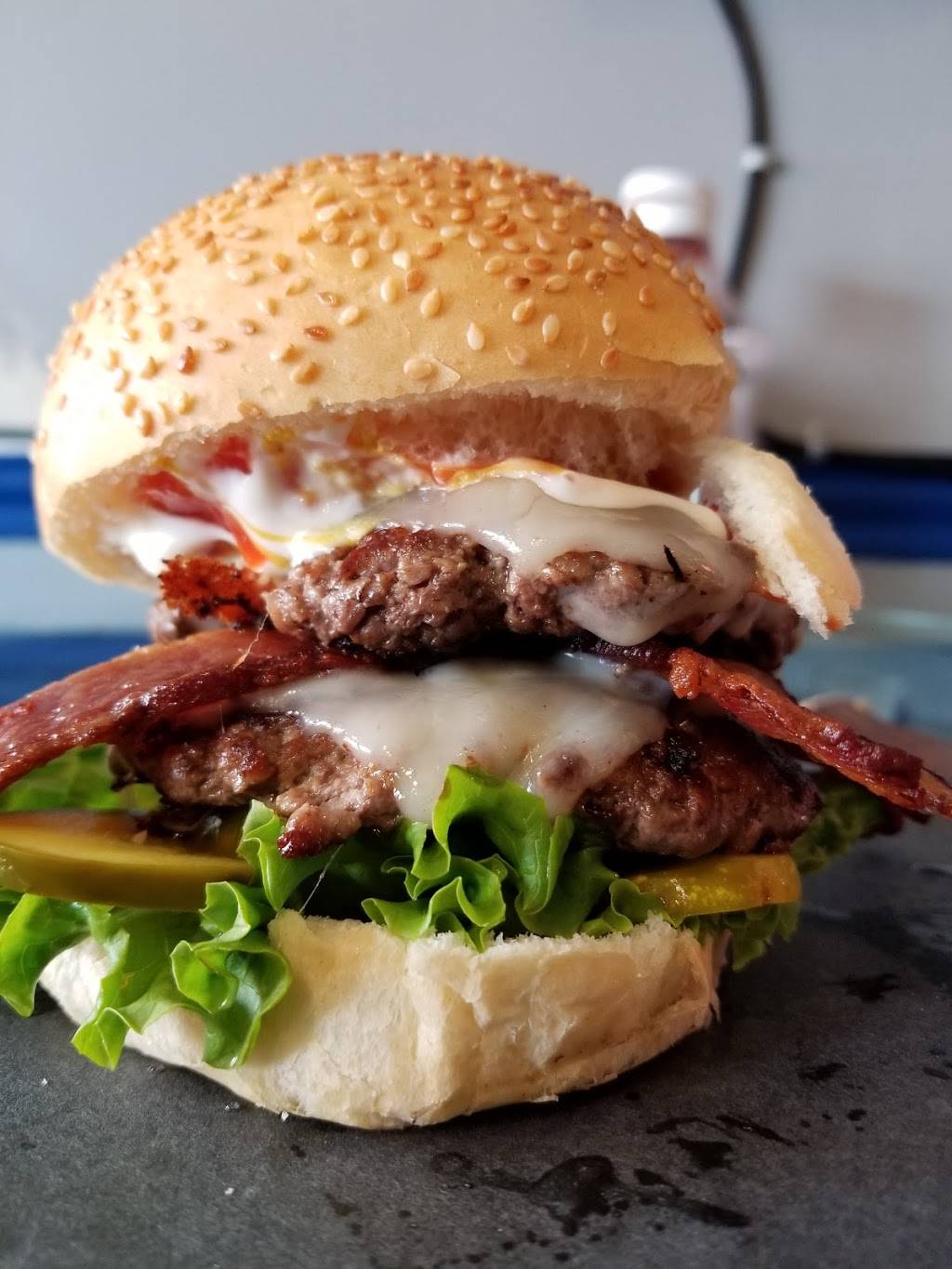 Burger Legend | restaurant | 236 Queen St S, Mississauga, ON L5M 1L5, Canada | 9059971822 OR +1 905-997-1822