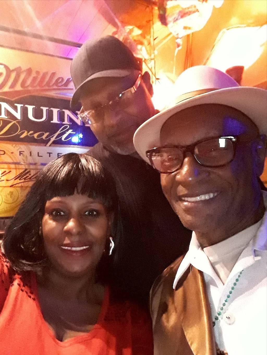 Walts Devils Isle | restaurant | 2100 W Hunting Park Ave, Philadelphia, PA 19140, USA | 2152263199 OR +1 215-226-3199