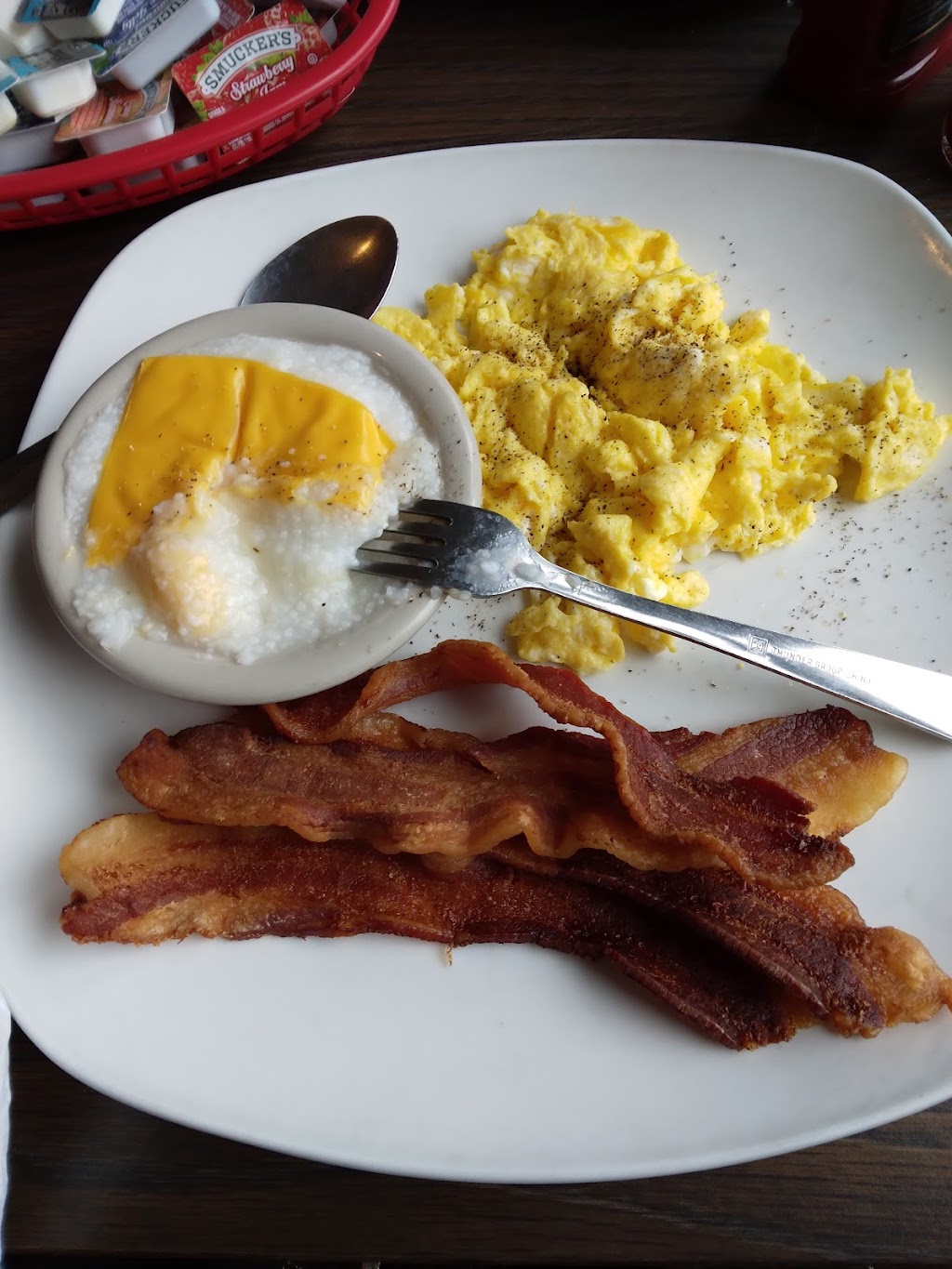 Midtown Bar & Grill | restaurant | 415 W Gray St, Houston, TX 77019, USA | 7135282887 OR +1 713-528-2887