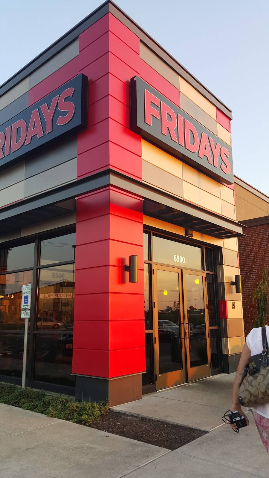 TGI Fridays | restaurant | 6900 N Illinois St, Fairview Heights, IL 62208, USA | 6186248443 OR +1 618-624-8443