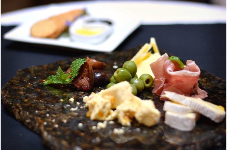 Hillcrest Landing | restaurant | 229 Clark Ave, Yuba City, CA 95991, USA | 5306742611 OR +1 530-674-2611