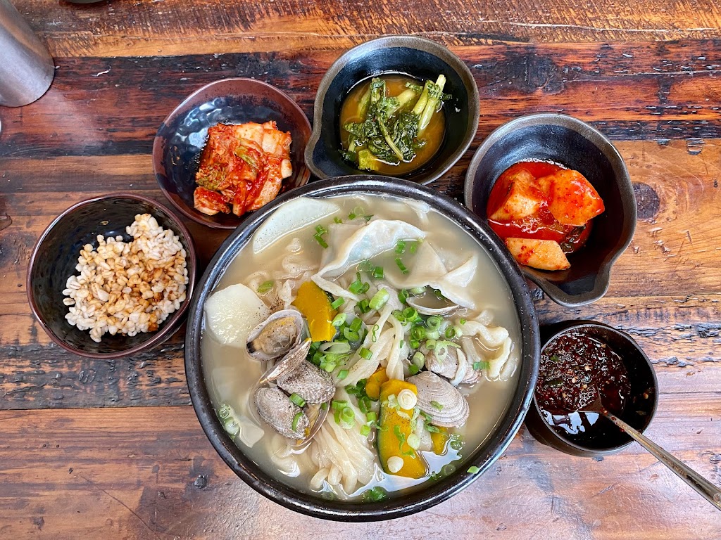 Hangari Kalguksu | restaurant | 3470 W 6th St Suite 9 and 10, Los Angeles, CA 90020, USA | 2133882326 OR +1 213-388-2326