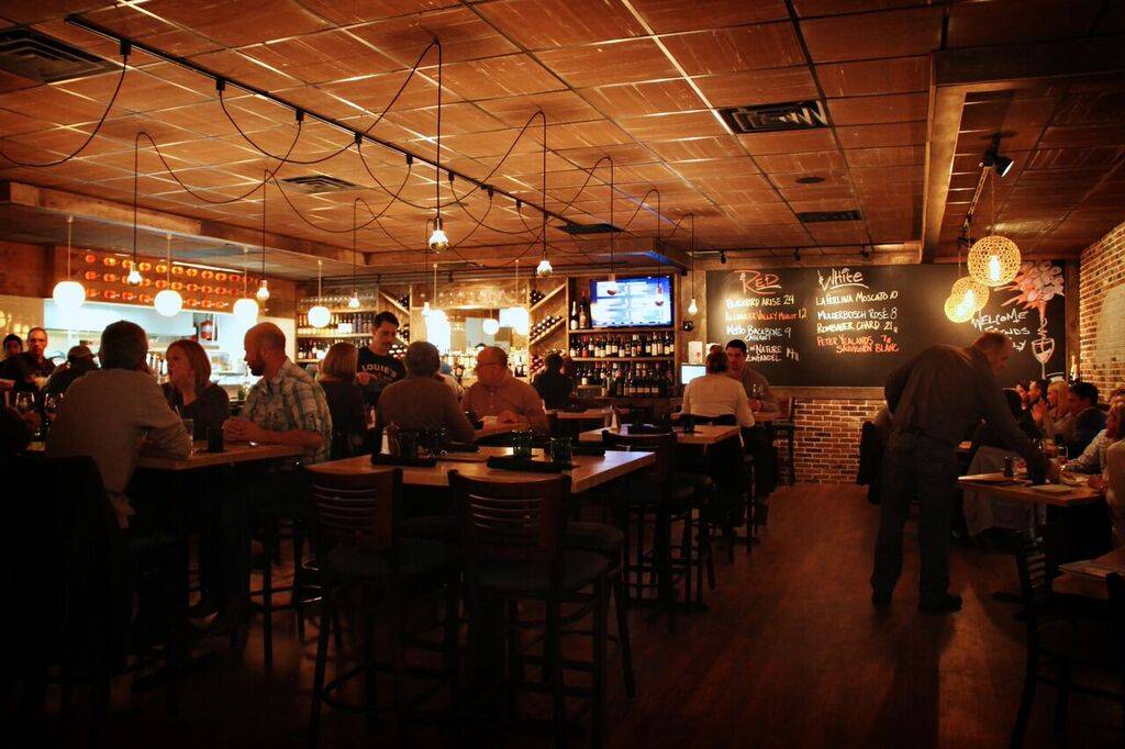 Louies Wine Dive and Kitchen 119 | restaurant | 6701 W 119th St, Overland Park, KS 66209, USA | 9134694177 OR +1 913-469-4177