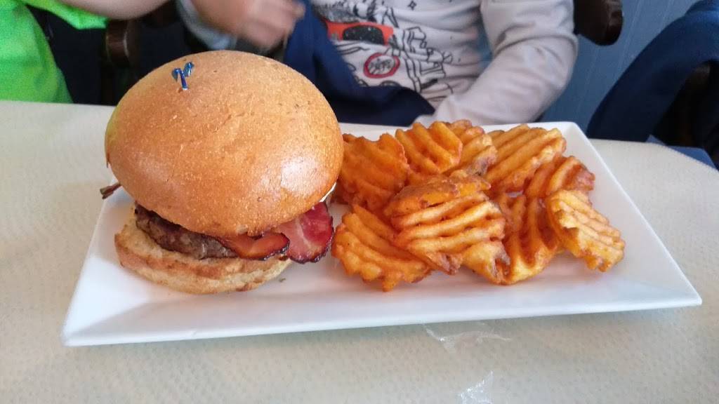 The Village Restaurant & Lounge | restaurant | 6576 Maddox Blvd, Chincoteague, VA 23336, USA | 7573365120 OR +1 757-336-5120