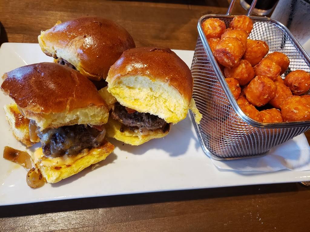 Hennesseys Pub + Kitchen | restaurant | 42012 Hayes Rd, Clinton Twp, MI 48038, USA | 5862860008 OR +1 586-286-0008