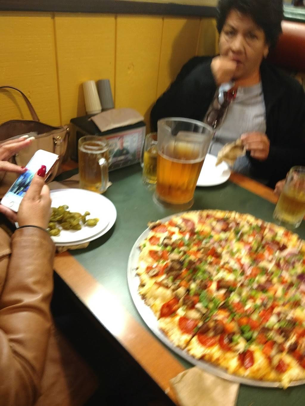 Round Table Pizza | meal delivery | 1212 17th St, Santa Ana, CA 92701, USA | 7145426111 OR +1 714-542-6111