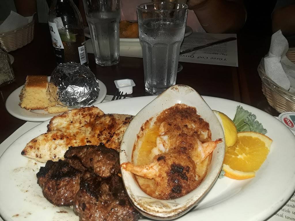 Three Cod Tavern | restaurant | 141 Pleasant St, Marblehead, MA 01945, USA | 7816393263 OR +1 781-639-3263