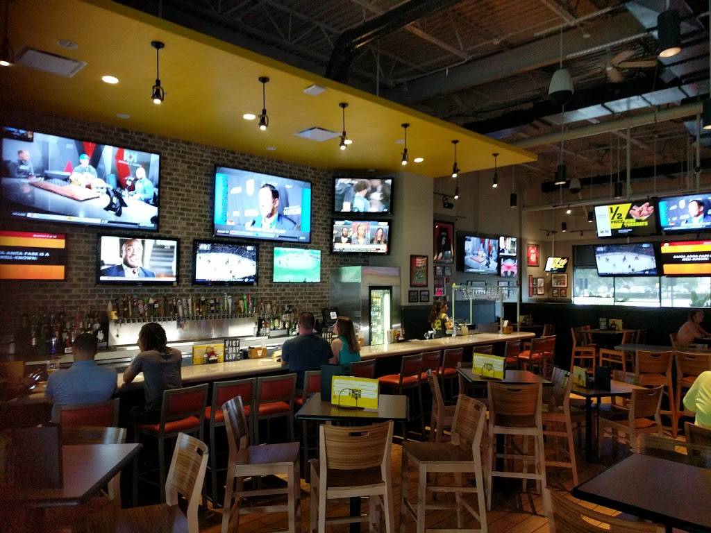 Buffalo Wild Wings | restaurant | 2055 Badlands Dr, Brandon, FL 33511, USA | 8135711045 OR +1 813-571-1045