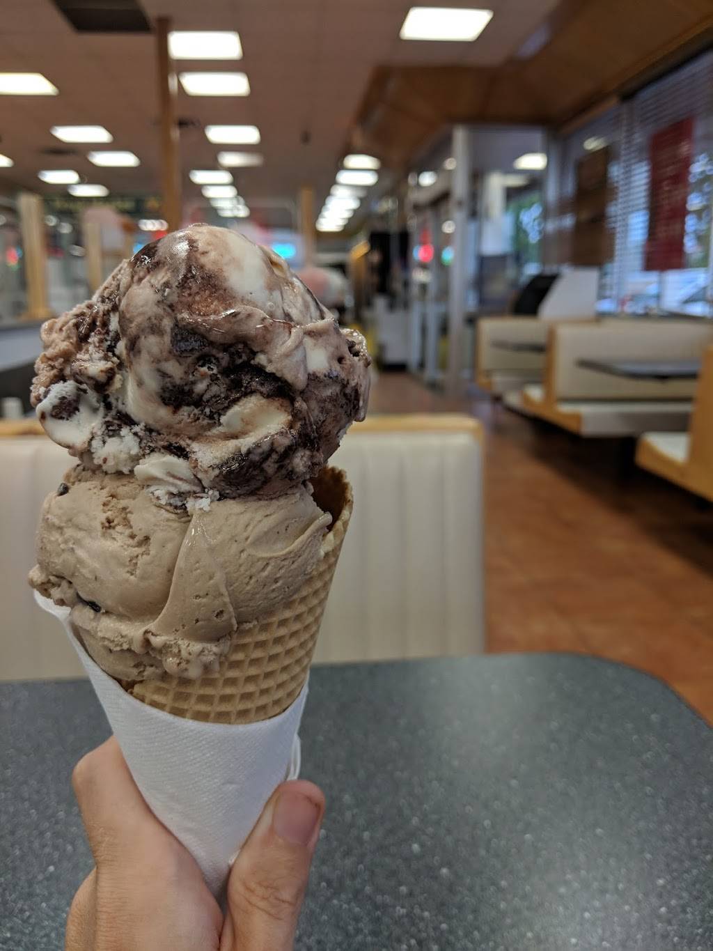 Braums Ice Cream & Burger Restaurant | restaurant | 2420 S Broadway, Edmond, OK 73013, USA | 4053413808 OR +1 405-341-3808