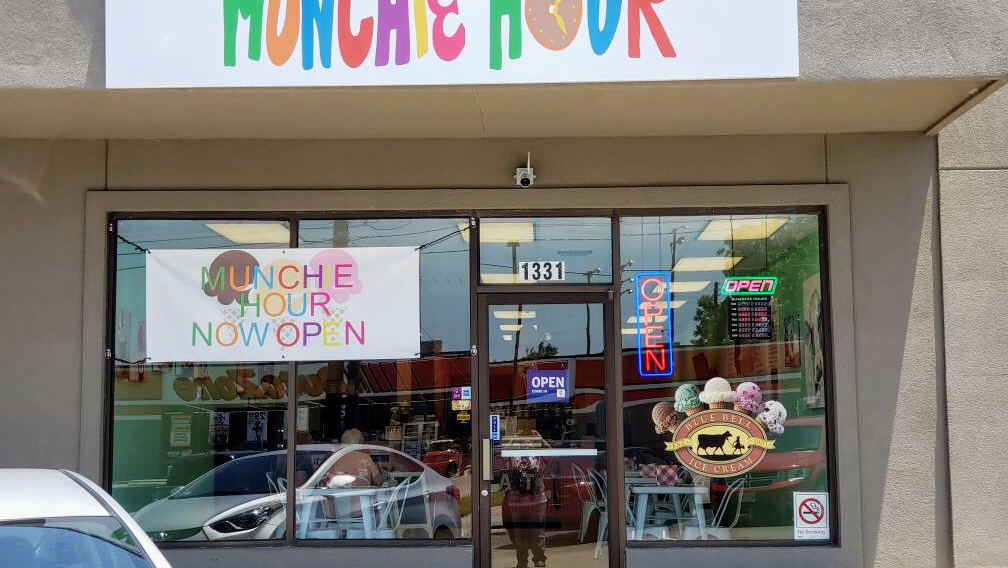 Munchie Hour | restaurant | 1331 Fair Ave, San Antonio, TX 78223, USA | 2104515200 OR +1 210-451-5200
