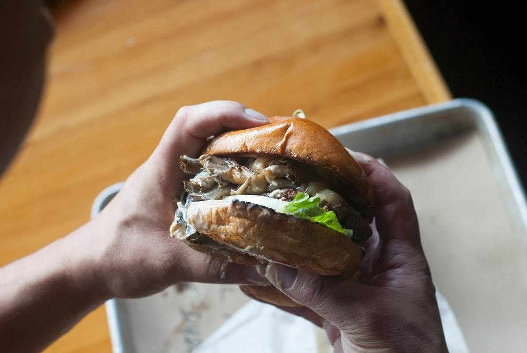 Hot Chip Burger Bar | restaurant | 1190 16th St SW, Rochester, MN 55902, USA | 5074240080 OR +1 507-424-0080