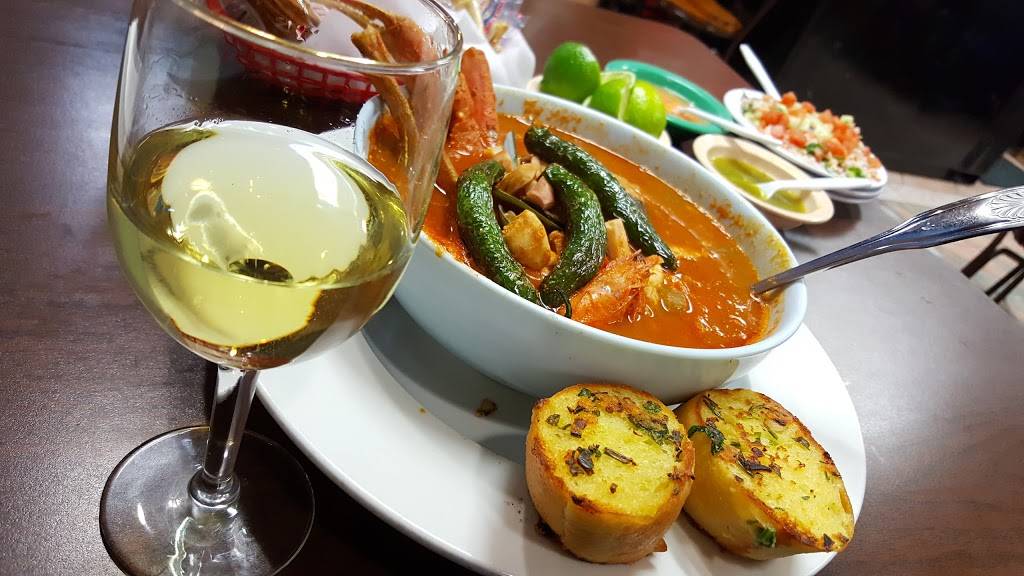 Playas Nayaritas | restaurant | 2211 W Lake St, Melrose Park, IL 60160, USA | 7083441700 OR +1 708-344-1700