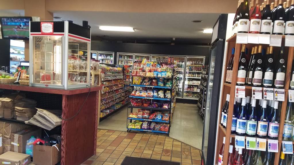 G Js Pizza & Market | restaurant | 2700 Holiday Rd, Traverse City, MI 49686, USA | 2319382700 OR +1 231-938-2700