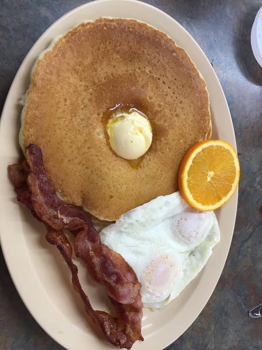 Toms Famous Burgers 9 | restaurant | 1101 N Avalon Blvd, Wilmington, CA 90744, USA | 3105183164 OR +1 310-518-3164