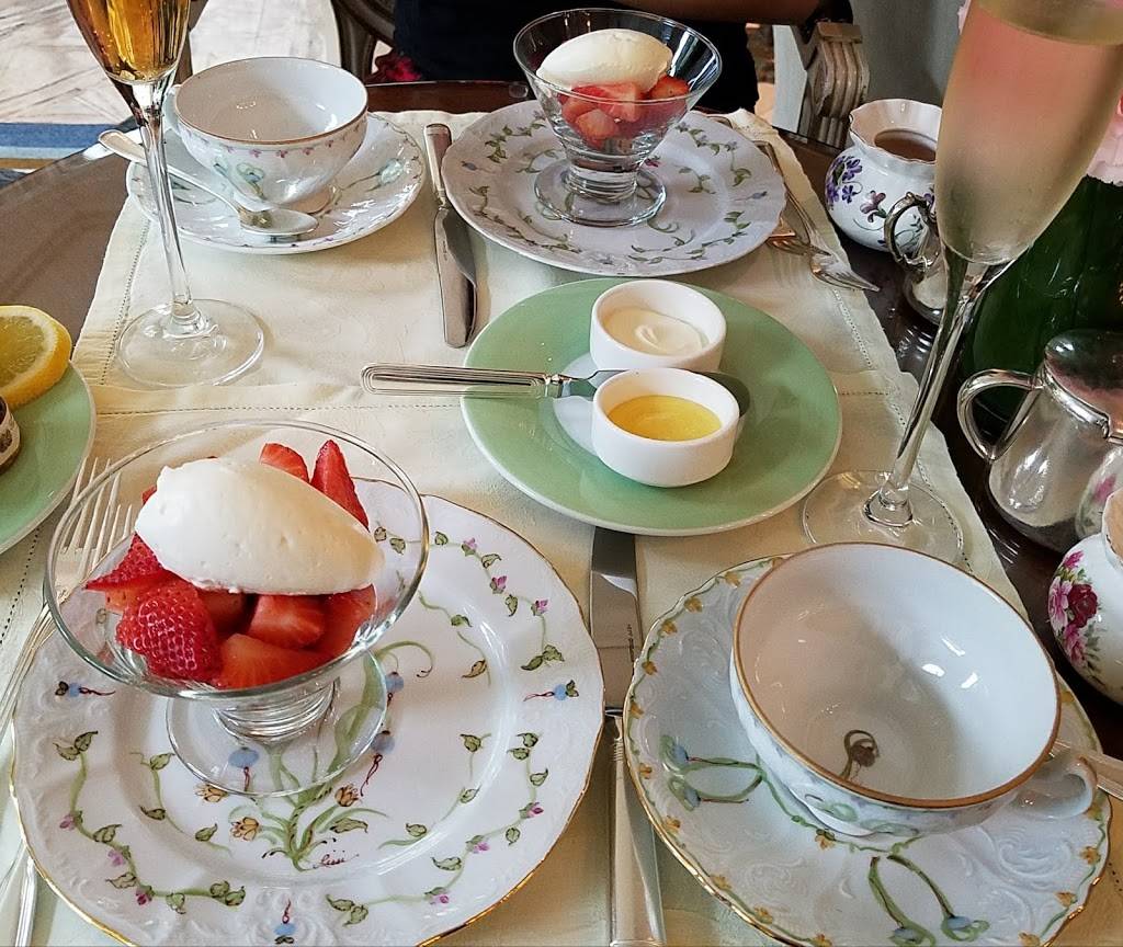 The Living Room at The Peninsula | night club | 9882 S Santa Monica Blvd, Beverly Hills, CA 90212, USA | 3109752736 OR +1 310-975-2736