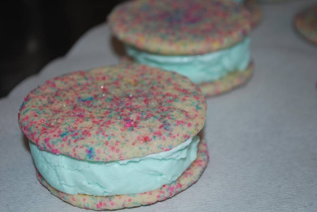 Golden Cone Frozen Custard & Ice Cream | restaurant | 207 W 4th St, Royal Oak, MI 48067, USA | 2486079060 OR +1 248-607-9060