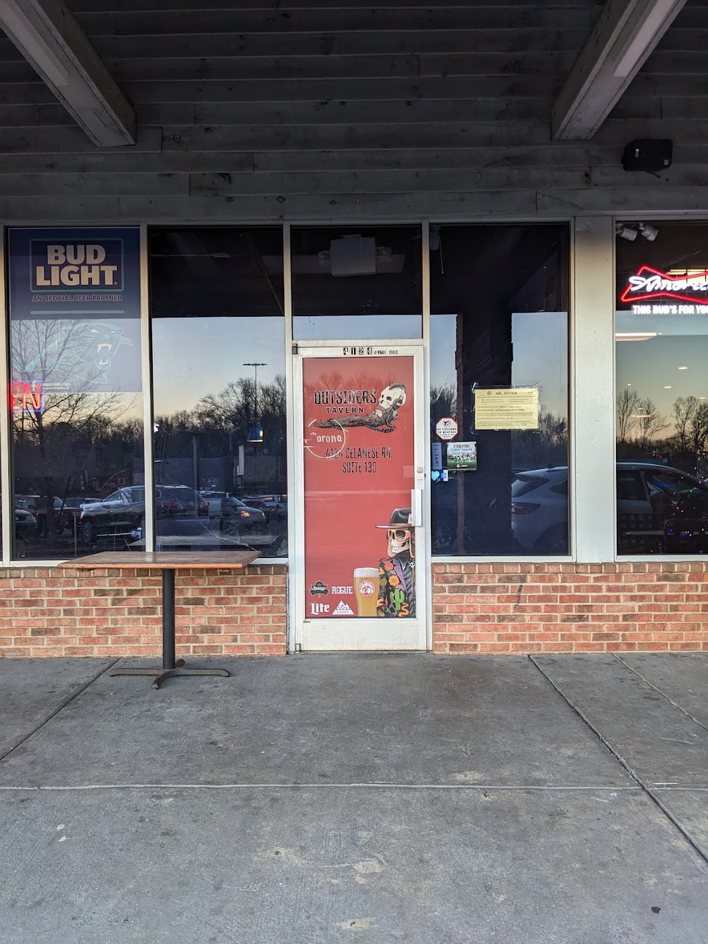 Outsiders Tavern | restaurant | 4124 Celanese Rd #130, Rock Hill, SC 29732, USA | 8033289200 OR +1 803-328-9200