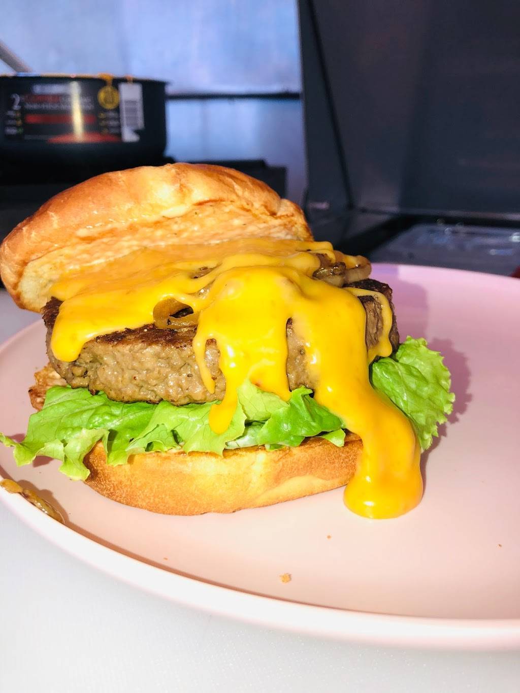 Blazin’ Burgers ‘N Fried Chicken | meal takeaway | 2320 W Victory Blvd, Burbank, CA 91506, USA | 8187365133 OR +1 818-736-5133