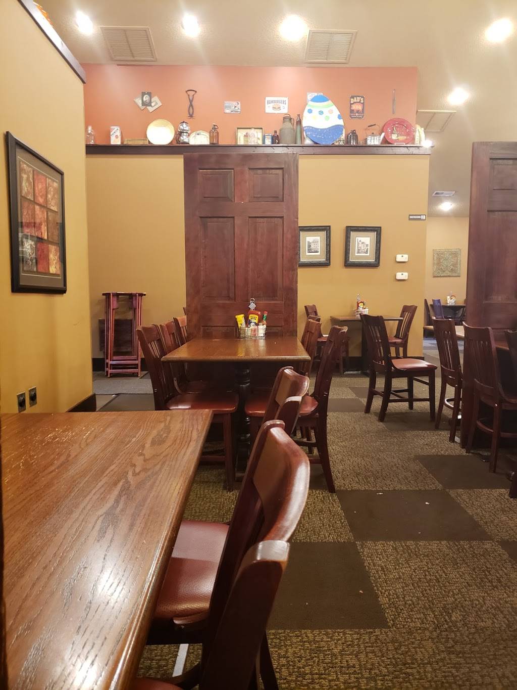 Crossroads Family Restaurant | restaurant | 615 US-50, Versailles, IN 47042, USA | 8126893000 OR +1 812-689-3000