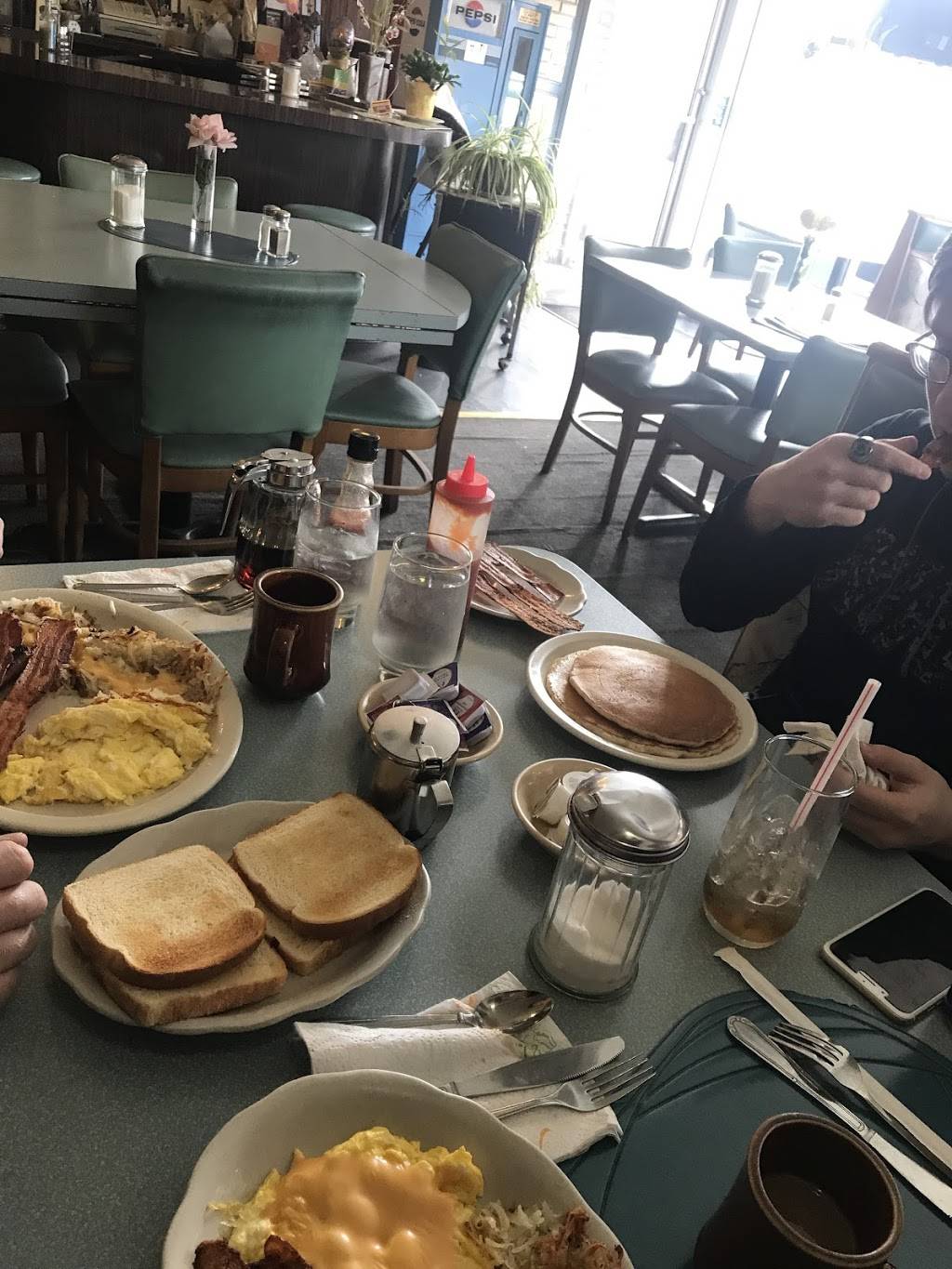 Delta Restaurant | restaurant | 3205 N Cicero Ave, Chicago, IL 60641, USA | 7736646385 OR +1 773-664-6385