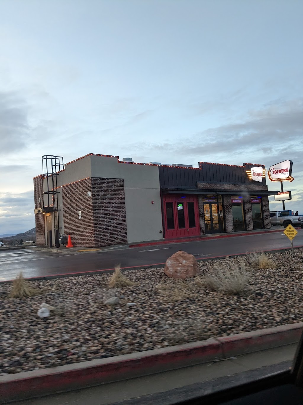 Iceberg Drive Inn- Santaquin | restaurant | 34 Highland Dr, Santaquin, UT 84655, USA | 8016098484 OR +1 801-609-8484