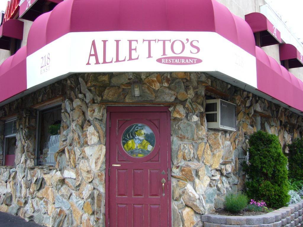 Allettos Restaurant | restaurant | 218 E Montauk Hwy, Lindenhurst, NY 11757, USA | 6312269205 OR +1 631-226-9205