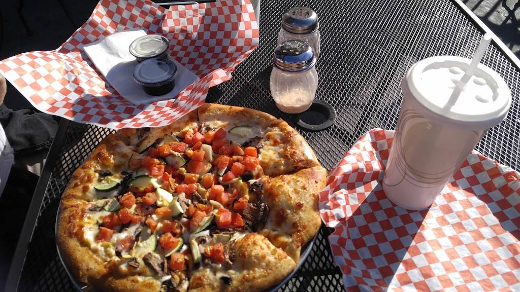 Mini Maxwells | restaurant | 913 Dana Dr, Redding, CA 96003, USA | 5307681175 OR +1 530-768-1175