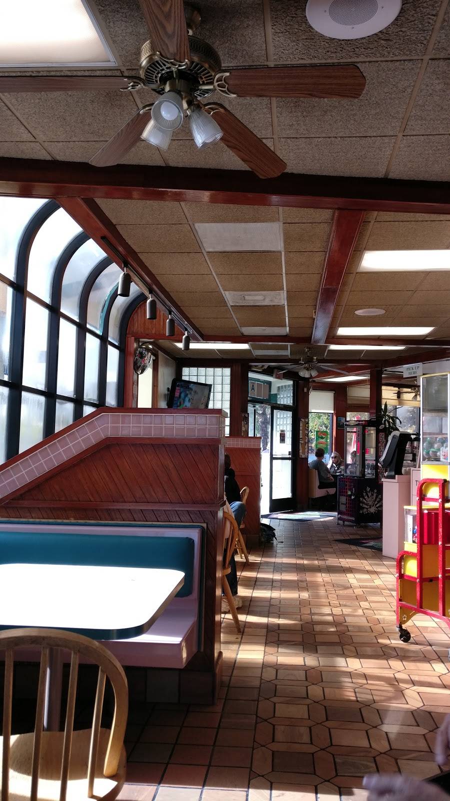 Jimmy Deans | restaurant | 22941 Lyons Ave, Newhall, CA 91321, USA | 6612556315 OR +1 661-255-6315