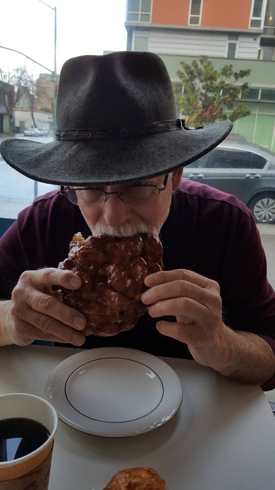 Maly Donuts & Burgers | restaurant | 144 14th St, Oakland, CA 94612, USA | 5108933792 OR +1 510-893-3792