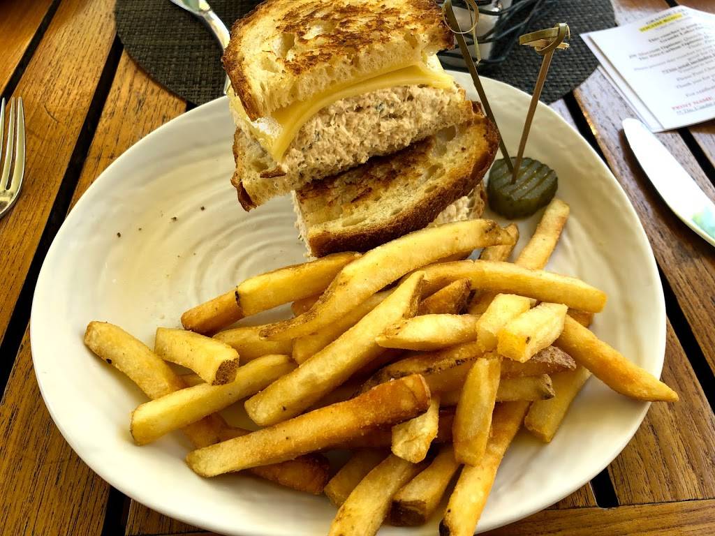 Quench Poolside Bar & Grill | restaurant | 4040 Central Florida Pkwy, Orlando, FL 32837, USA | 4073934777 OR +1 407-393-4777