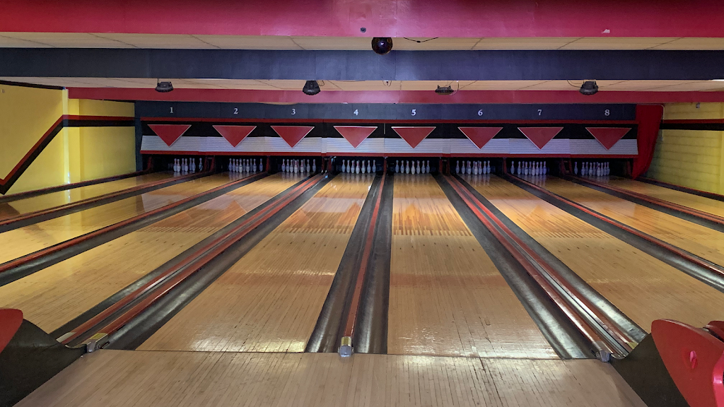 Burgies Bowling | restaurant | 145 Vincent Ave, Chappell, NE 69129, USA | 3088743000 OR +1 308-874-3000