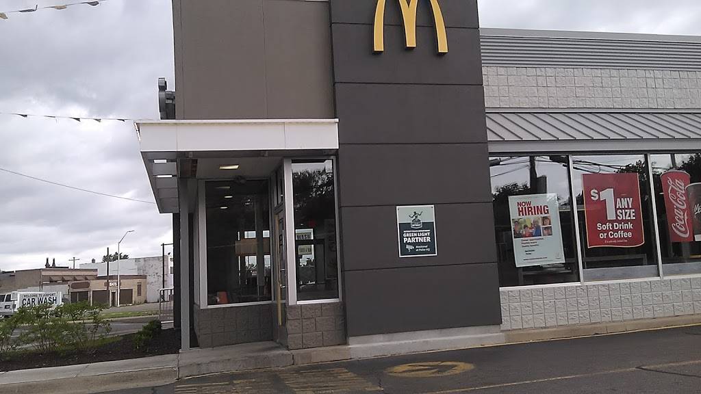McDonalds | cafe | 10400 Gratiot Ave, Detroit, MI 48213, USA | 3135714141 OR +1 313-571-4141