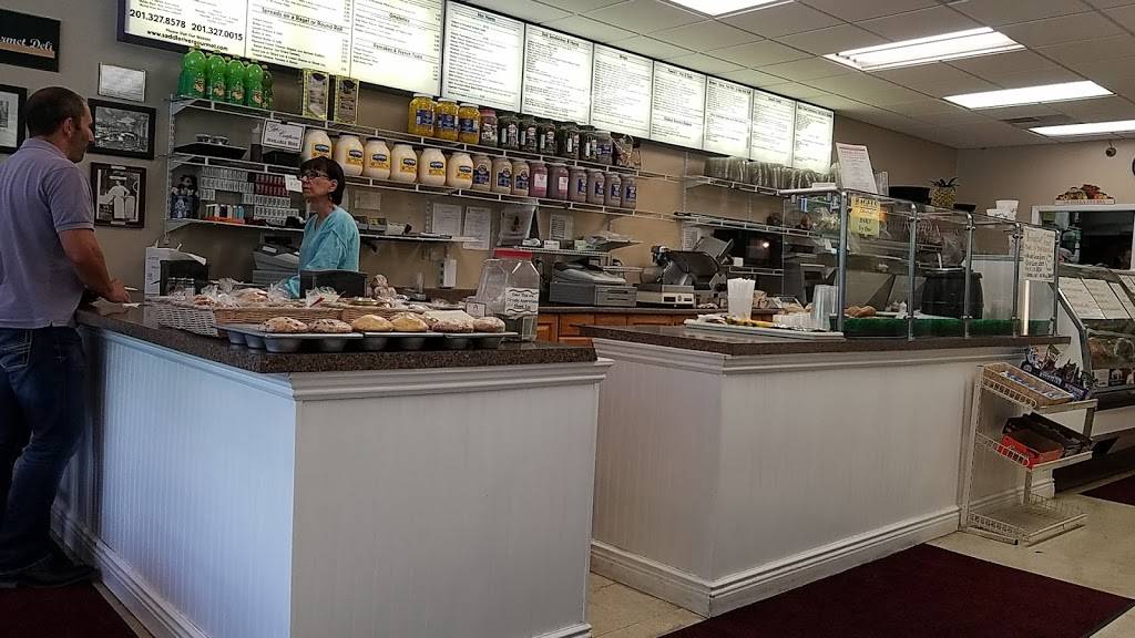 Saddle River Deli & Catering | restaurant | 171 E Saddle River Rd # 2, Saddle River, NJ 07458, USA | 2013278578 OR +1 201-327-8578