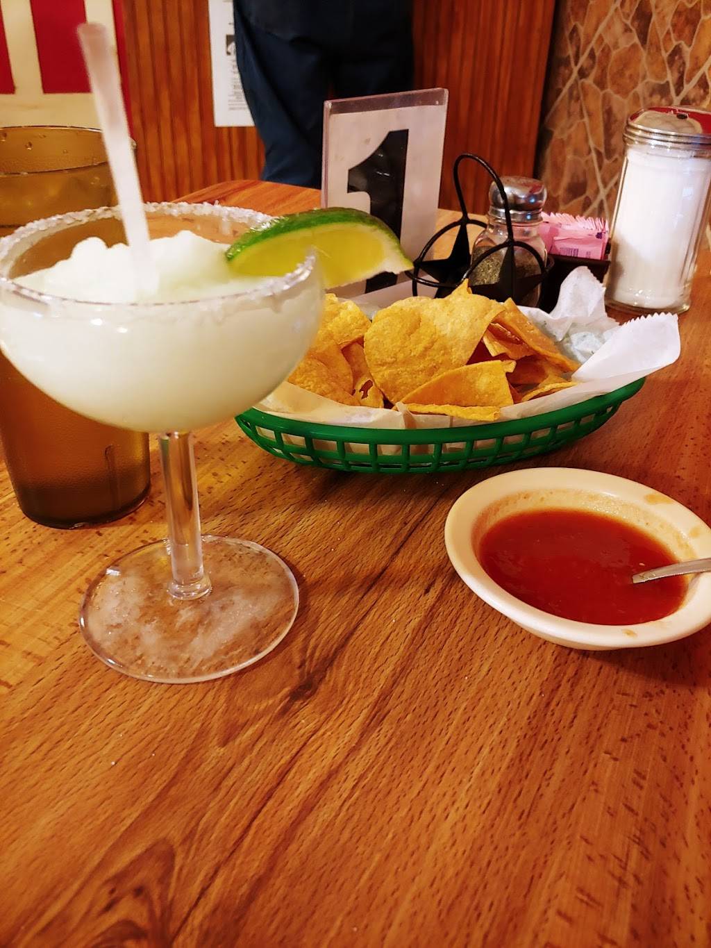 Leticias Mexican Restaurant | restaurant | 107 E Post Office St, Weimar, TX 78962, USA | 9797258602 OR +1 979-725-8602