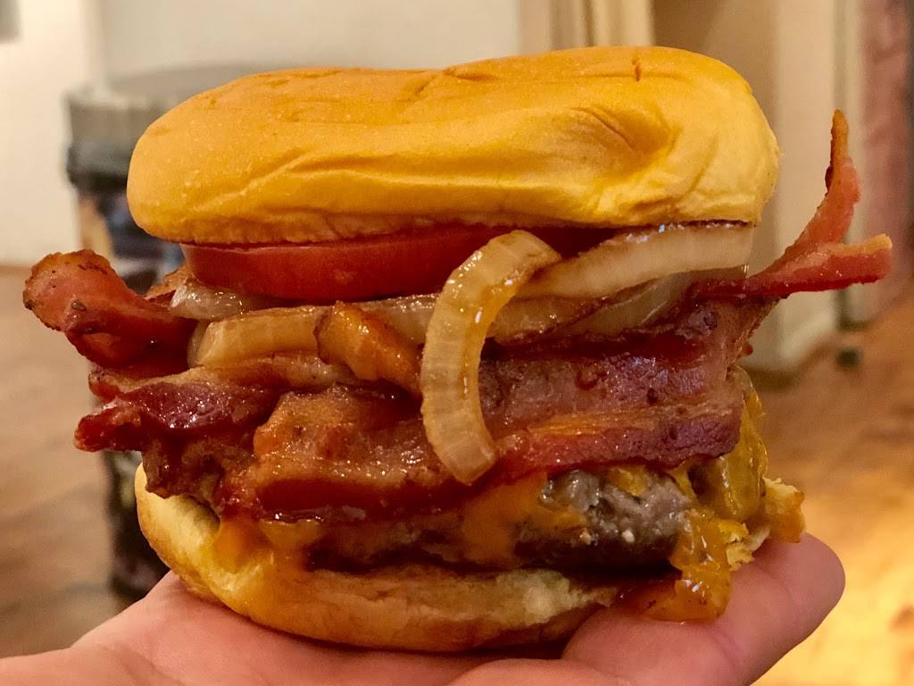 Luckys Famous Burgers | restaurant | 264 W 23rd St, New York, NY 10011, USA | 2122424900 OR +1 212-242-4900