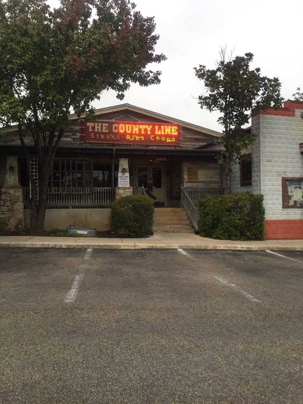 The County Line | restaurant | 10101 I-10, San Antonio, TX 78230, USA | 2106411998 OR +1 210-641-1998