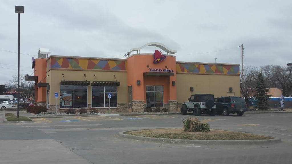 Taco Bell | meal takeaway | 1220 W 6th St, Lawrence, KS 66044, USA | 7857490601 OR +1 785-749-0601