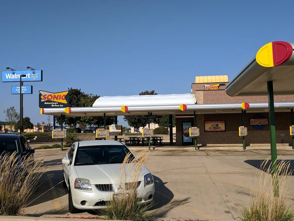 Sonic Drive-In | restaurant | 302 Greenbriar Dr, Normal, IL 61761, USA | 3098082130 OR +1 309-808-2130