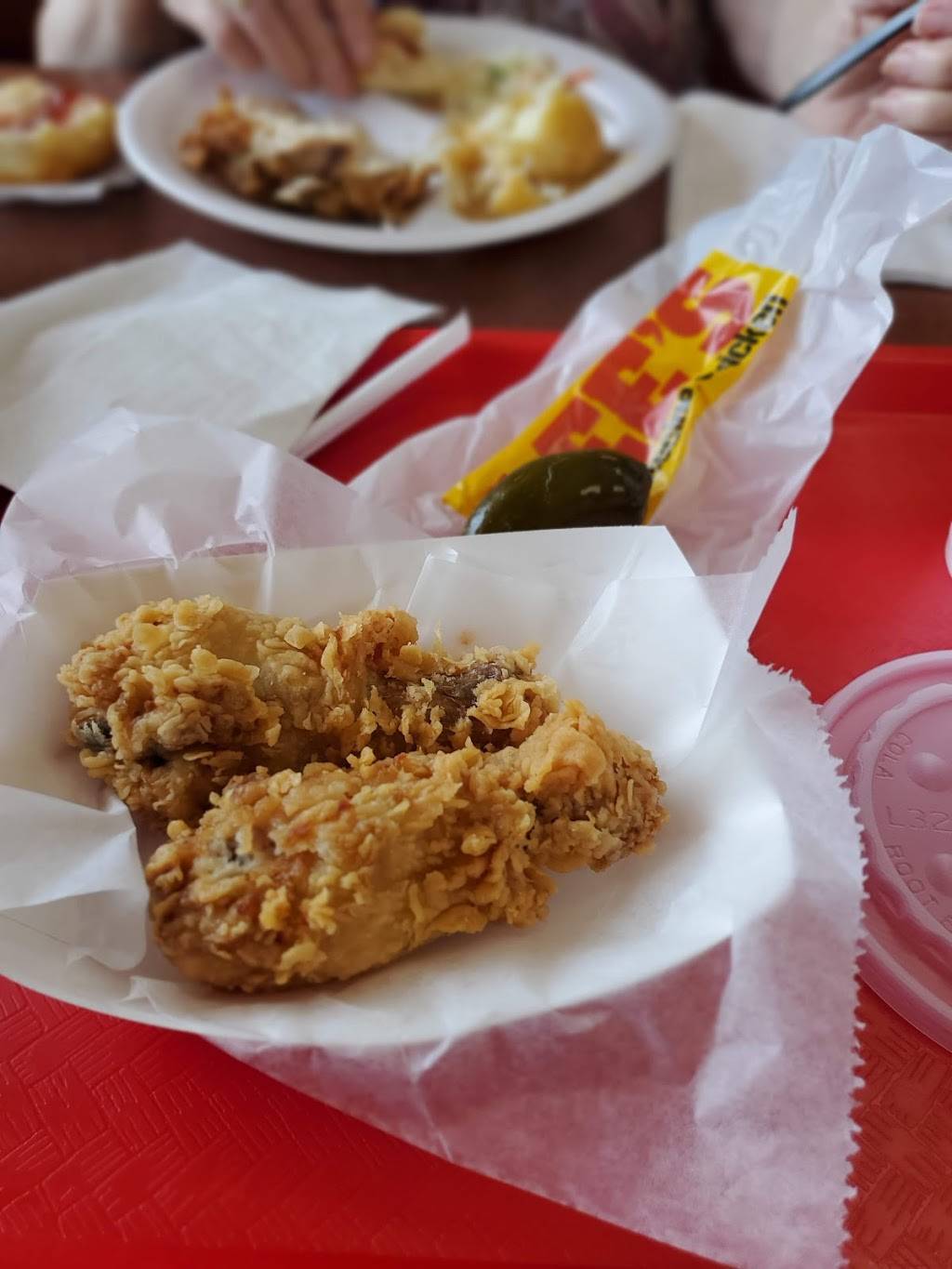 Lees Famous Recipe Chicken | restaurant | 1652 Carlyle Ave, Belleville, IL 62221, USA | 6182572410 OR +1 618-257-2410