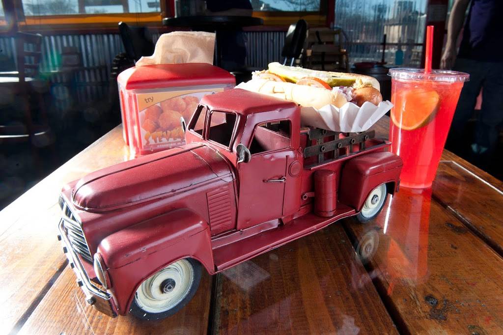 Steves Snappin Dogs | restaurant | 3525 E Colfax Ave, Denver, CO 80206, USA | 3033337627 OR +1 303-333-7627