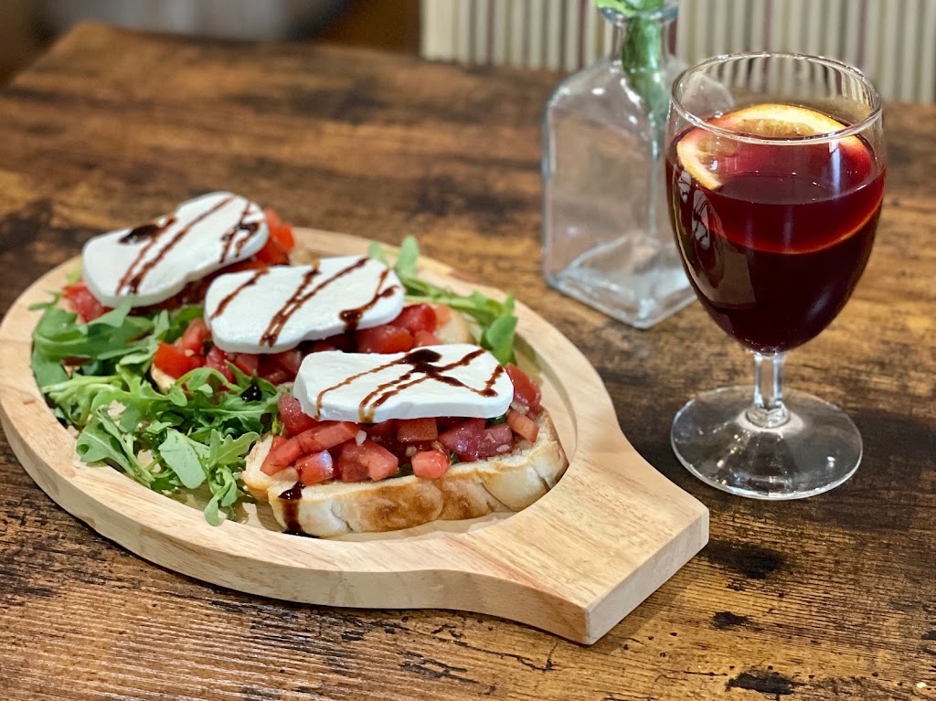 Devine Wine Bar | restaurant | 17080 TX-46, West, TX 78070, USA | 8304603317 OR +1 830-460-3317