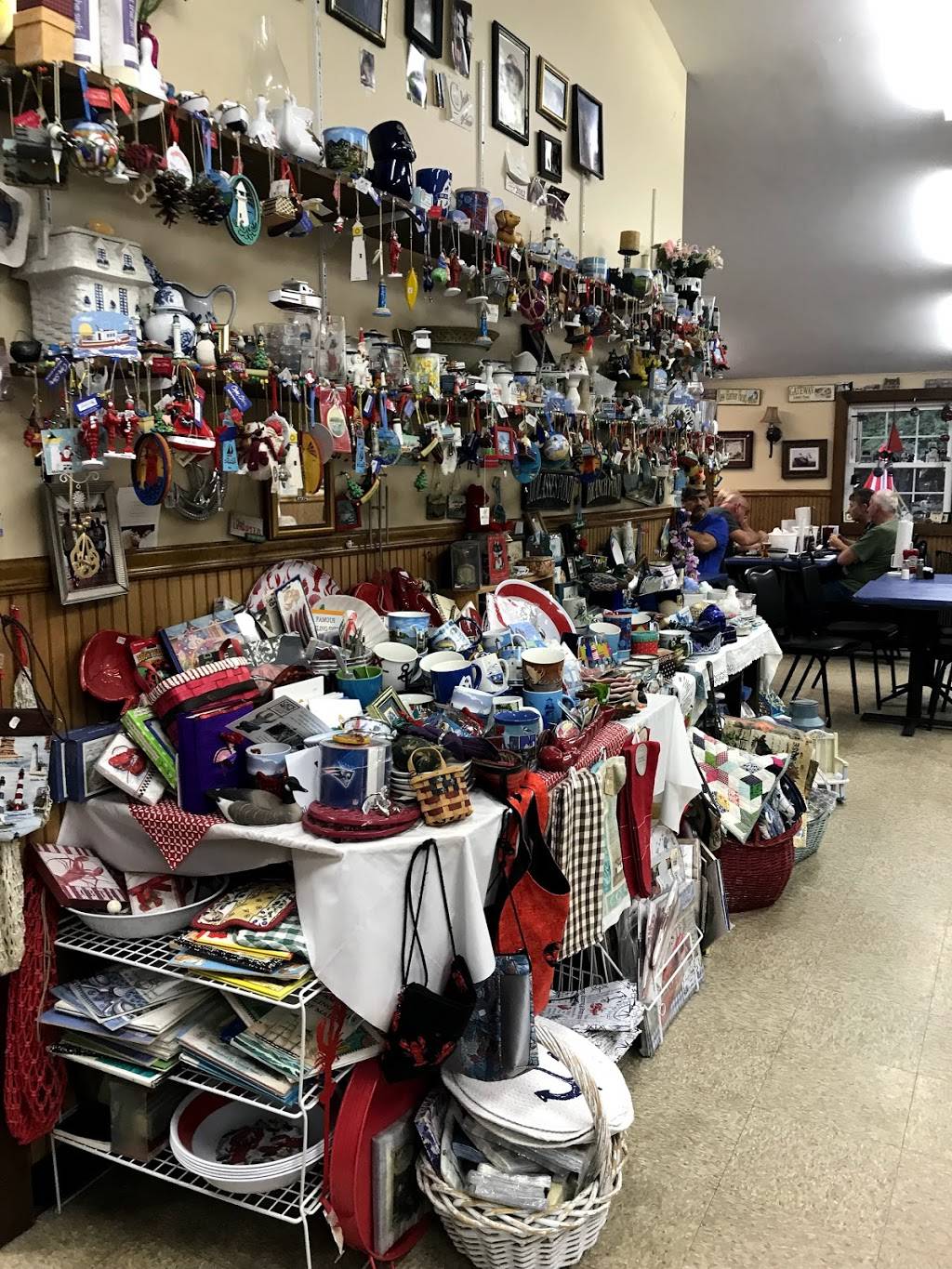 Lunts Gateway Lobster Pound | restaurant | 1133 Bar Harbor Rd, Trenton, ME 04605, USA | 2076672620 OR +1 207-667-2620