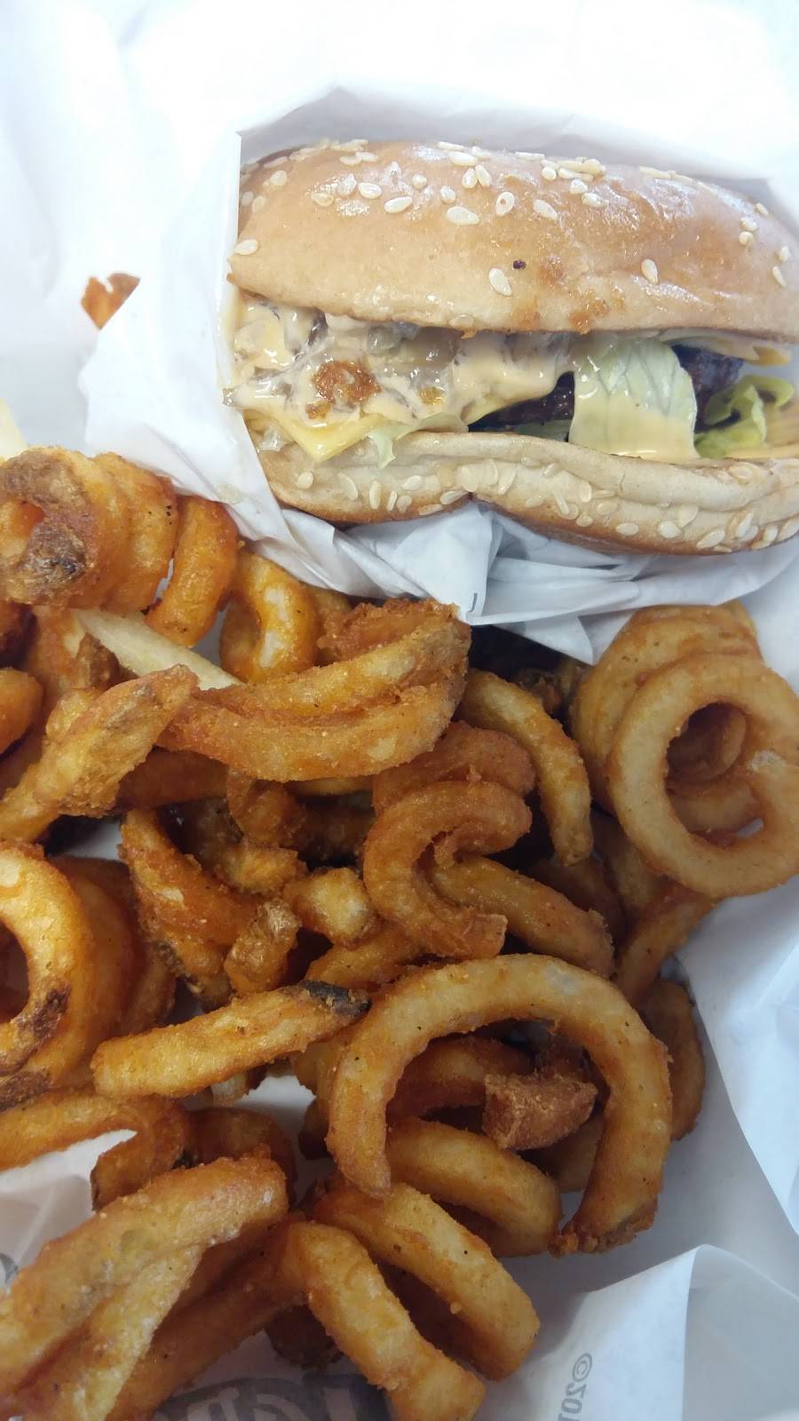 Hardees | restaurant | 35155 Mound Rd, Sterling Heights, MI 48310, USA | 5862749708 OR +1 586-274-9708