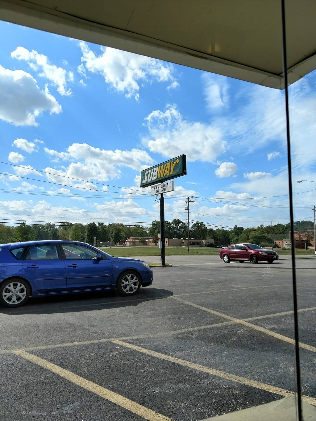 Subway | restaurant | 605 Carlyle Ave, Belleville, IL 62221, USA | 6182772200 OR +1 618-277-2200