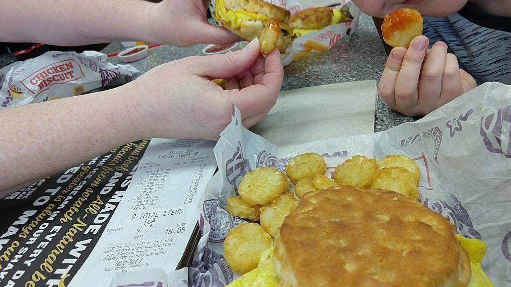 Hardees | restaurant | 715 E Main St, Watertown, WI 53094, USA | 9202629640 OR +1 920-262-9640