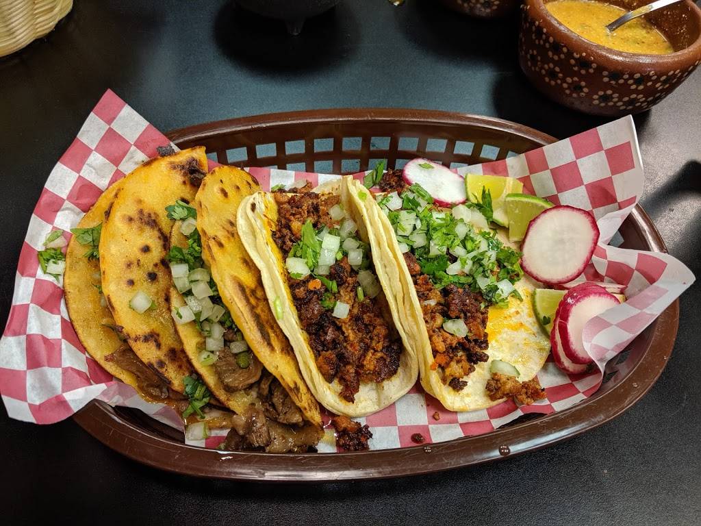 Tacos La Familia | restaurant | 1610 6th Ave, Des Moines, IA 50314, USA | 5152446659 OR +1 515-244-6659